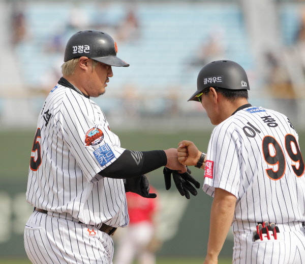 3회 최준석선수의 밀어내기 득점 장면